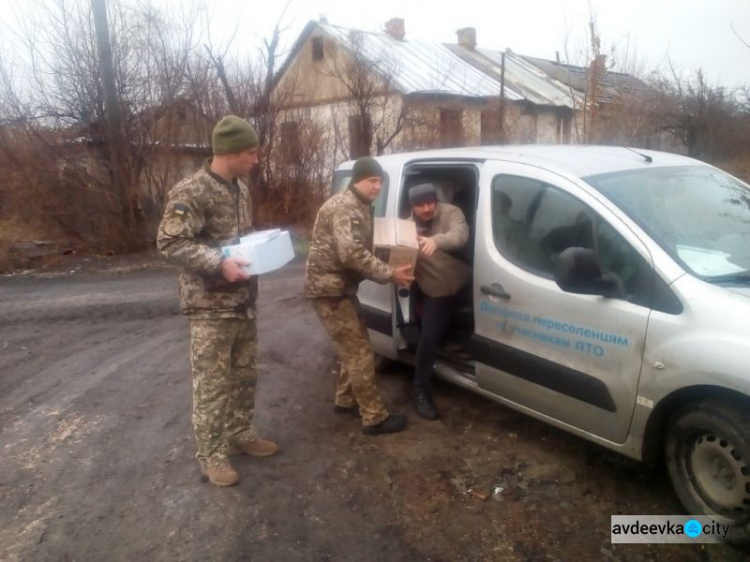 Елки, открытки, хлеб и информация: авдеевские «симики» поддержали военных и гражданских (ФОТО)