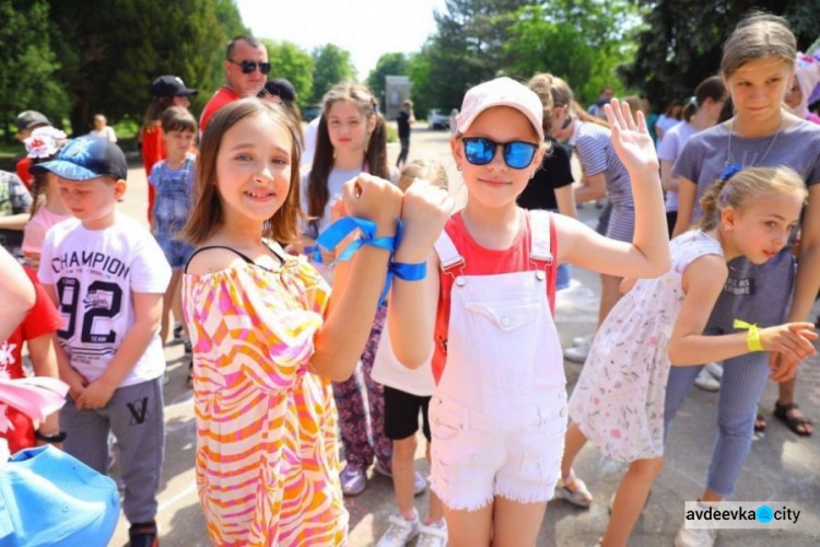 Хай Україною лунає дитячий сміх