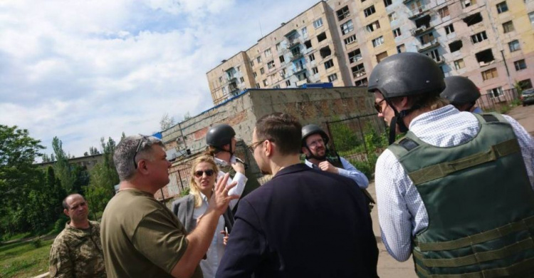 Британские парламентарии увидели мощь и раны Авдеевки (ФОТО)
