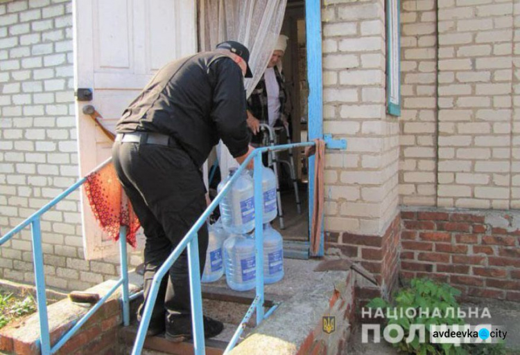 Полиция помогает доставлять питьевую воду в "обезвоженные" прифронтовые поселки под Торецком