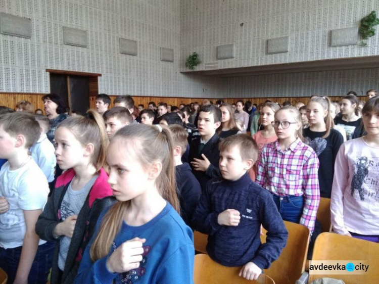 Школярі красиво і патріотично привітали добровольців (ФОТО)