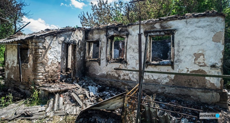 «Братский» обстрел: на Донбассе горят жилые дома (ФОТО)