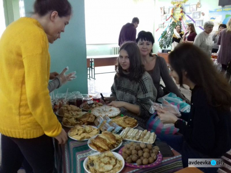В одной из школ Авдеевки устроили вкусную ярмарку
