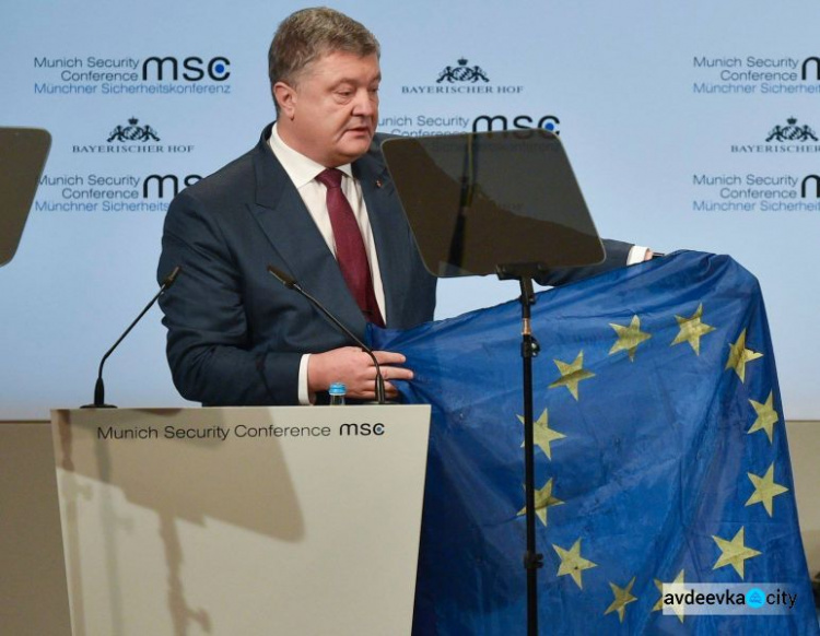 Рядом с авдеевским домом, откуда флаг ЕС прибыл в Мюнхен, еще есть остатки блиндажей противника
