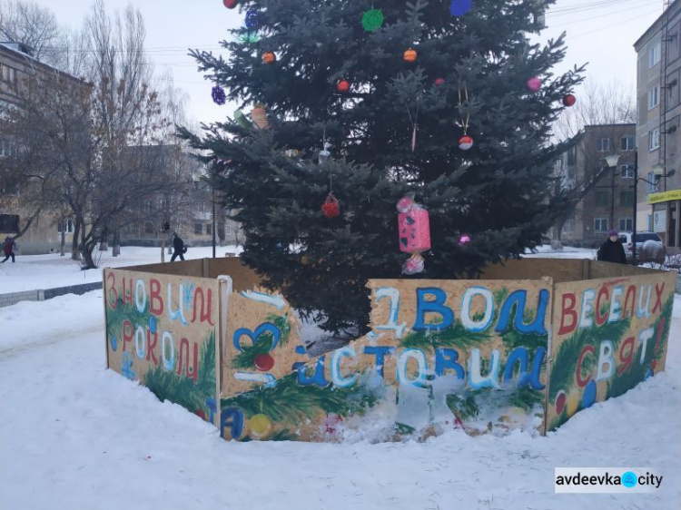В Авдеевке новогодняя елка пострадала от рук вандалов (ФОТОФАКТ)