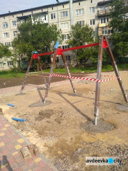 На новой детской площадке от Метинвеста приступили к установке игрового оборудования (ФОТОФАКТ)