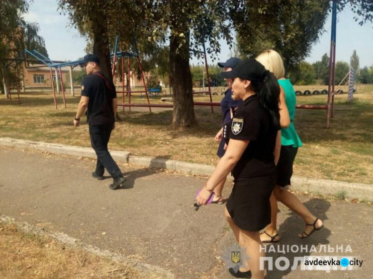 Полиция и взрывотехники прошерстили  классы, подвалы и  чердаки школ на Донетчине