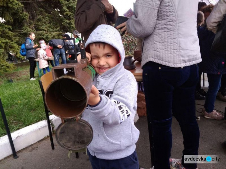 Яскраві гільзи з орнаментом: в Авдіївці збирали кошти для допомоги захисникам України (ФОТО)