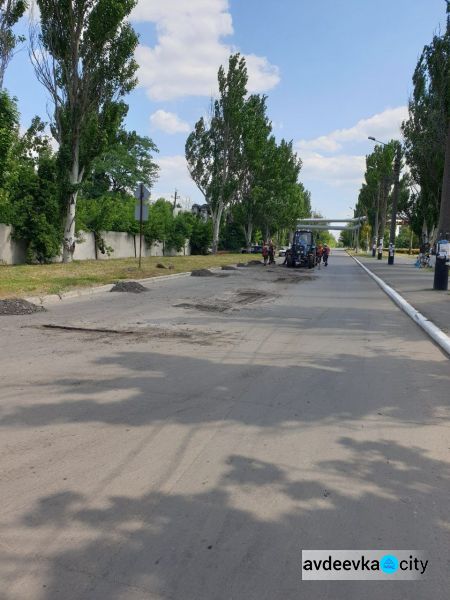 На территории Авдеевки находится "ничейный" разбитый участок дороги (ФОТО+ДОКУМЕНТ)