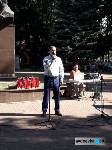 В Авдіївці співали, танцювали, нагороджували та віддавали шану захисникам: фотозвіт