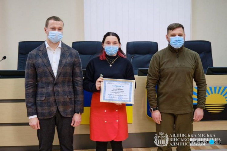 Дівчині з Авдіївки, позбавленої батьківського піклування, вручили ключі від нової квартири
