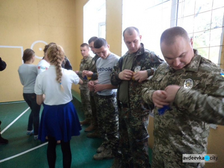 Школярі та поліцейські змагалися у пострілах з луку, їжі каші та акторській грі (ФОТО)