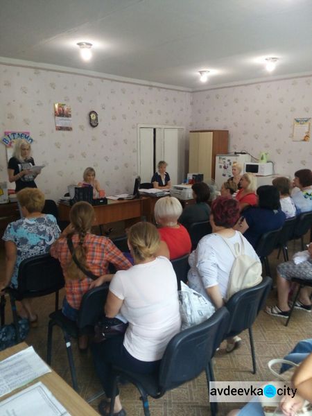 Жителей Авдеевки знакомили с Конституцией