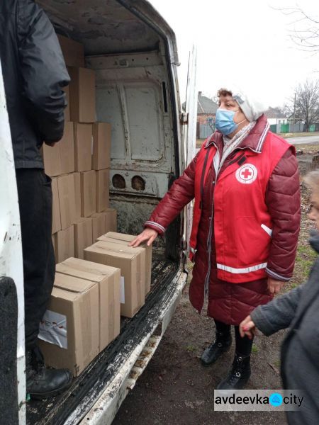 Кому в Авдеевке дали гуманитарную помощь от «Общества Красного Креста Украины»