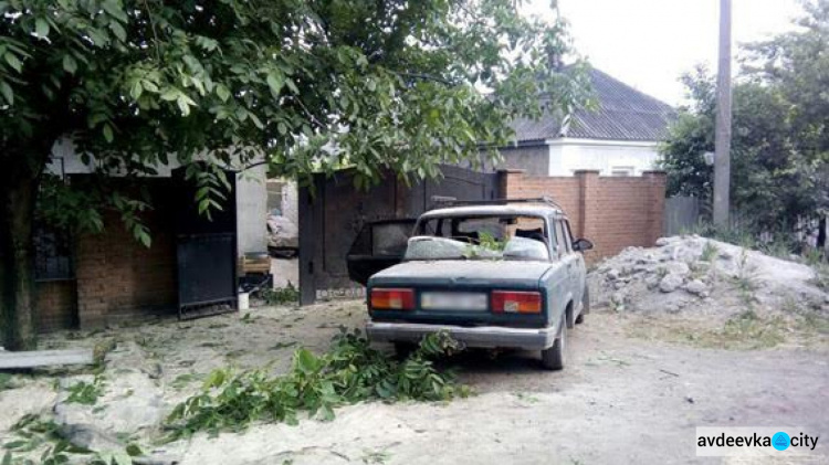 Дом и автомобиль повреждены  в результате взрыва снаряда в  прифронтовой Авдеевке (ФОТО)
