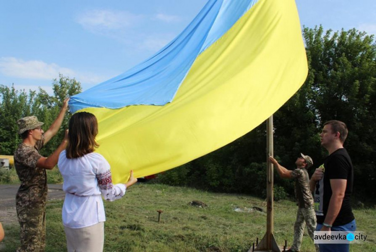 Фотофакт: на въезде в Авдеевку подняли огромный флаг