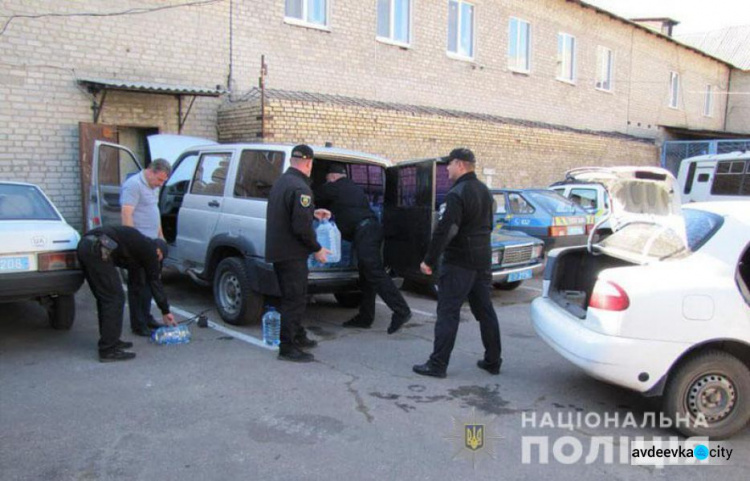 Полиция помогает доставлять питьевую воду в "обезвоженные" прифронтовые поселки под Торецком