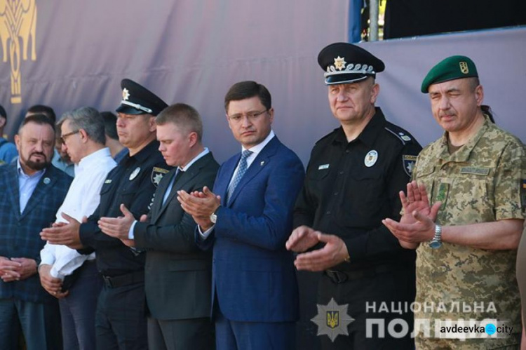 Мариуполь празднует освобождение: марш защитников, визит президента и важный контракт (ФОТО)