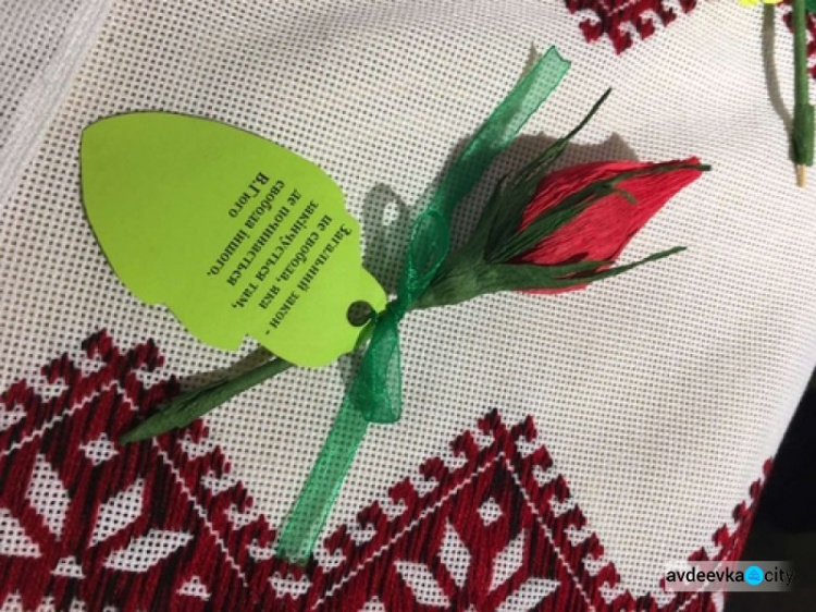 Детвора в Авдеевке творила  "Цветы свободы" (ФОТО)