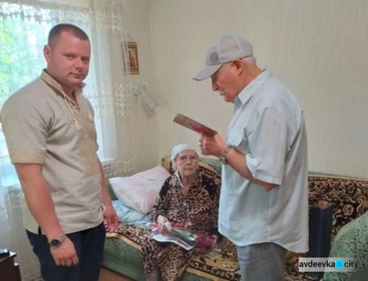 Добрая традиция: в день рождения адеевского ветерана поздравили представители власти