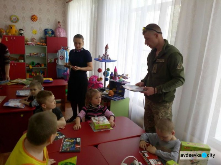 Авдеевские «симики» доставили подарки военным и детям (ФОТО)