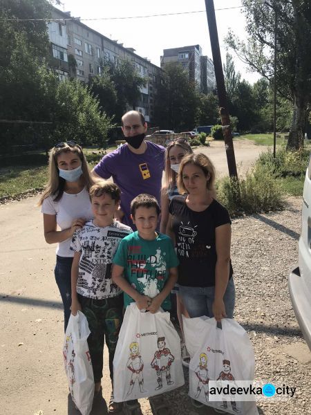 Молодежь АКХЗ помогла собрать детей в школу