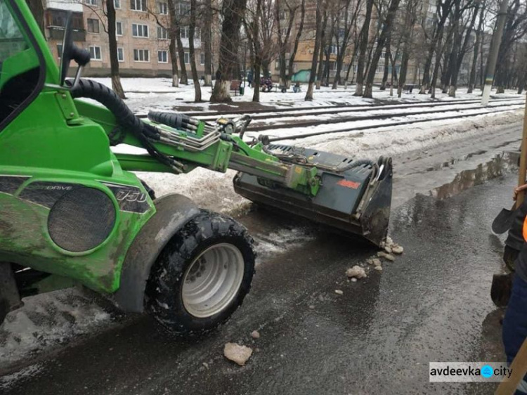 Как авдеевские коммунальщики с гололёдом боролись (ФОТОФАКТ)