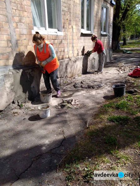 В Авдеевке продолжаются ремонтные работы:фотофакт