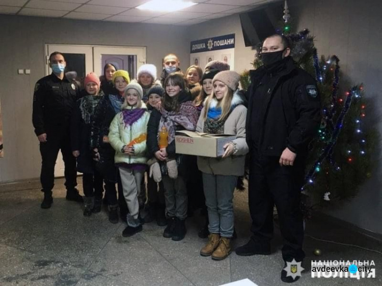 До авдіївських правоохоронців завітали колядники