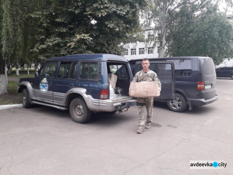 Авдеевские "симики" не оставляют без помощи мирных жителей (ФОТО)