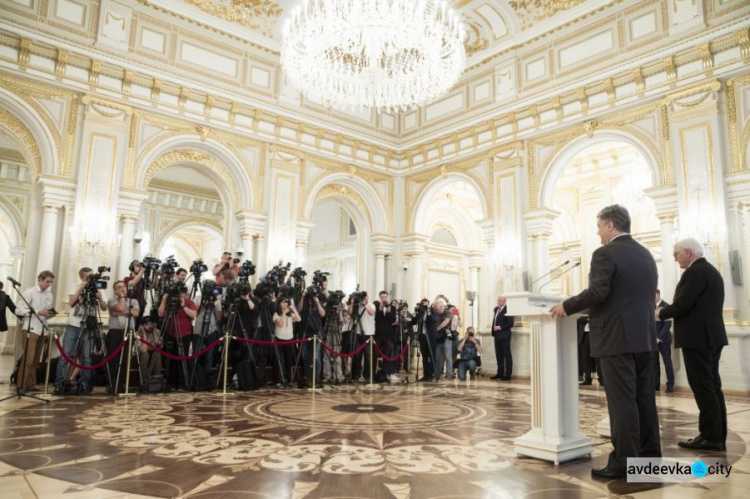 Донбасский узел: президенты поговорили о миротворцах, сбитом «Боинге» и встрече в «нормандском формате»