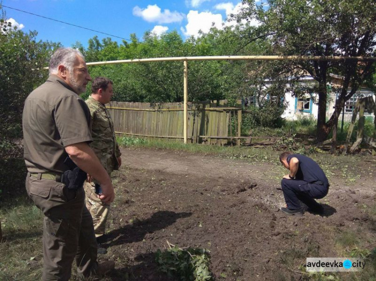 Фото и страшные подробности: Жебривский прибыл в обстрелянный Торецк