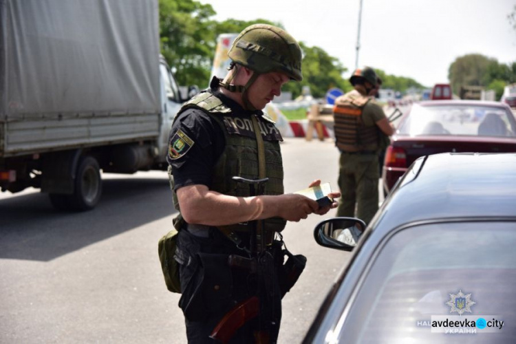 Глава Нацполиции проверил блокпосты Донетчины и встретился с новым губернатором