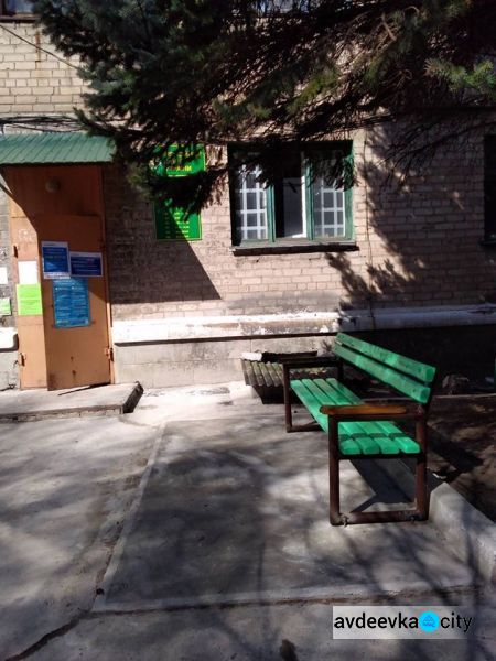Возле местного пенсионного фонда появились новые скамьи:ФОТОФАКТ