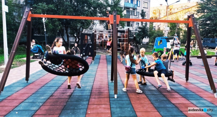 На новой детской площадке, подаренной городу Метинвестом, кипит жизнь (ФОТОФАКТ)
