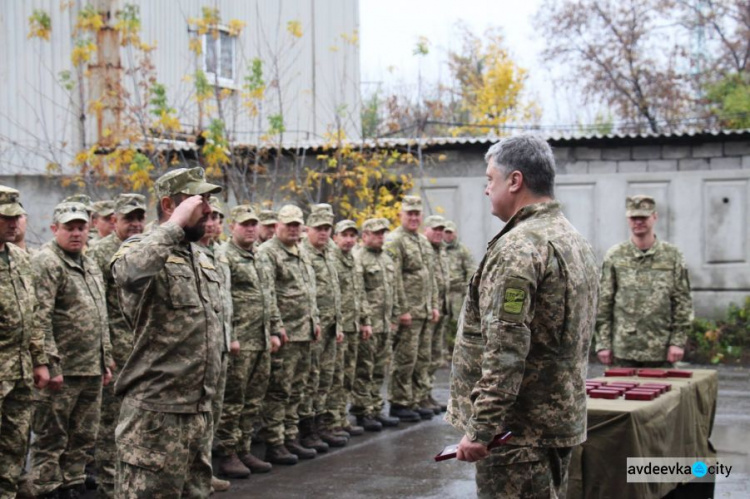 Президента в Авдеевке наградили медалью (ФОТО)