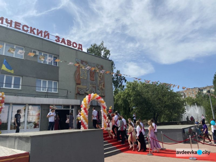 Состоялся первый в истории Авдеевки грандиозный, общегородской выпускной бал для старшеклассников