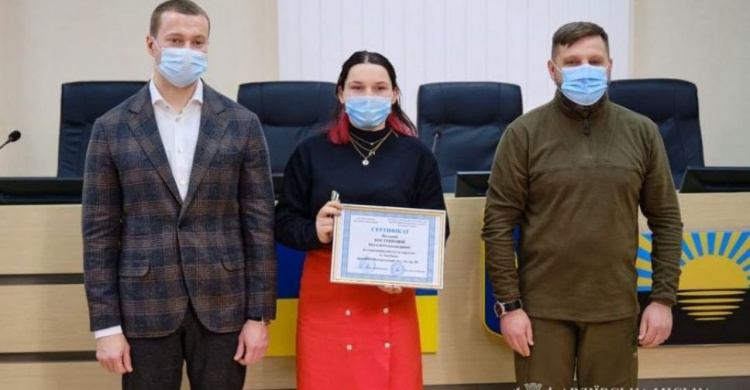 Дівчині з Авдіївки, позбавленої батьківського піклування, вручили ключі від нової квартири