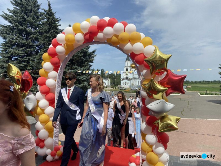 Состоялся первый в истории Авдеевки грандиозный, общегородской выпускной бал для старшеклассников