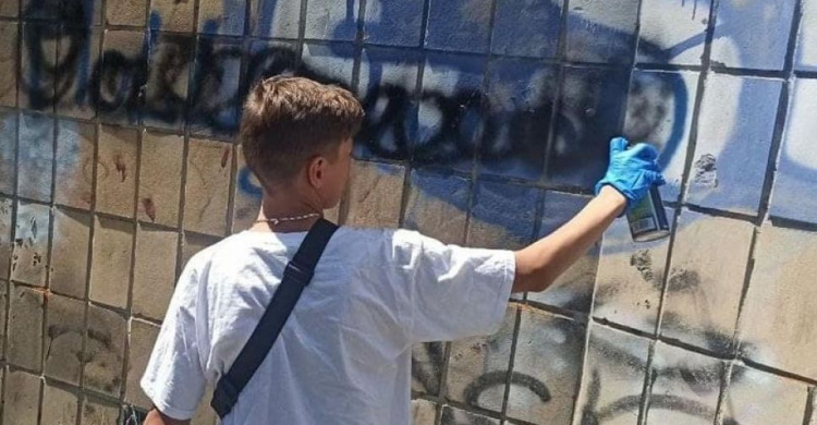 Поліцейські та лігівці знищували рекламу наркотиків у Авдіївці