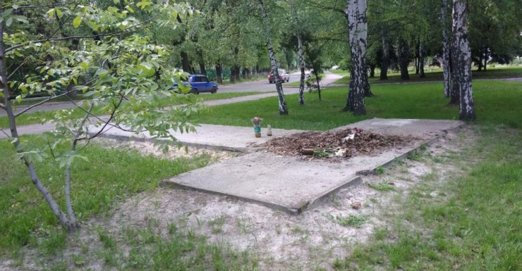 В Авдеевке скандал: местные активисты разобрали стелу памяти о погибших жителях (ФОТО)