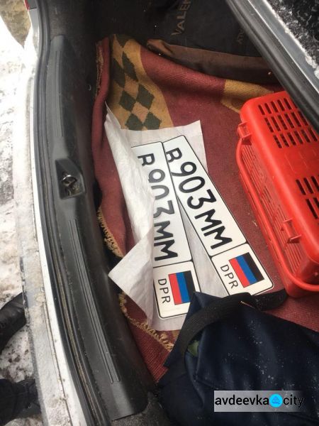 Через донбасский КПВВ пытались проехать с нехорошими знаками (ФОТО + ВИДЕО)