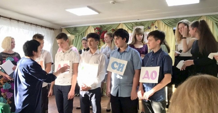 В Авдіївці випускники "музикалки" отримали свідоцтва про закінчення навчального закладу