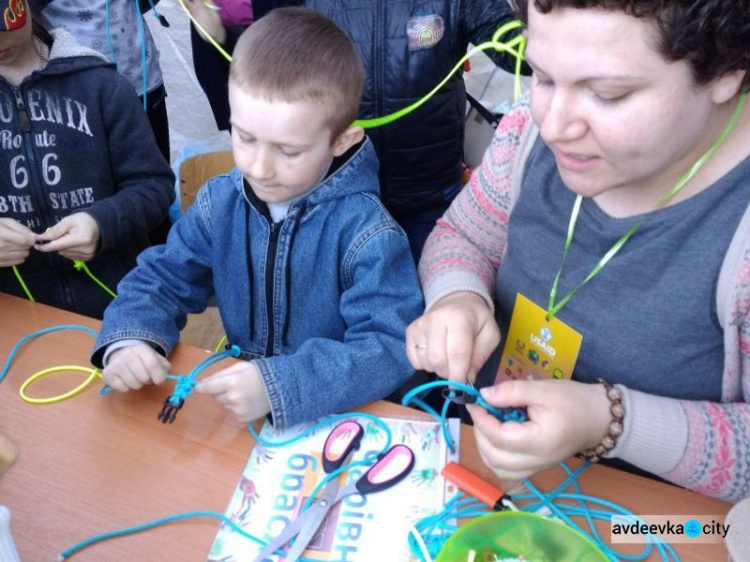 В Авдеевке кормили особенной кашей, слушали Жадана, учились рисовать и проводили опыты (ФОТО)