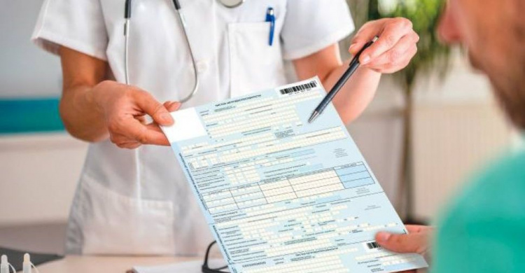 Больничный за свой счет: почему сотни тысяч украинцев не получили выплаты