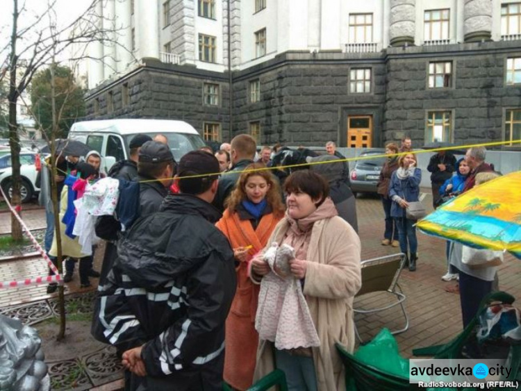 Под стенами Кабмина переселенцы в халатах сражались за жилье (ФОТО)