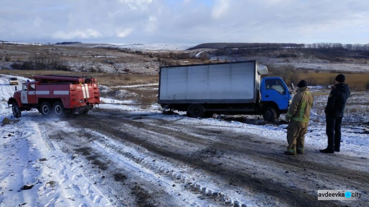 Спасатели Авдеевки вытащили из ледяного плена авто с продуктами