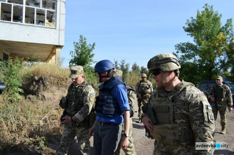 Британский министр обороны посетил зону ООС (ФОТО)