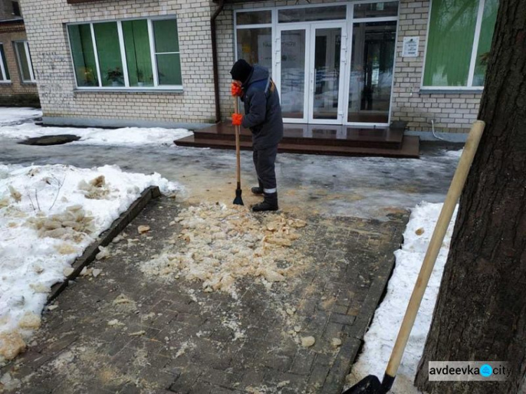 Как авдеевские коммунальщики с гололёдом боролись (ФОТОФАКТ)