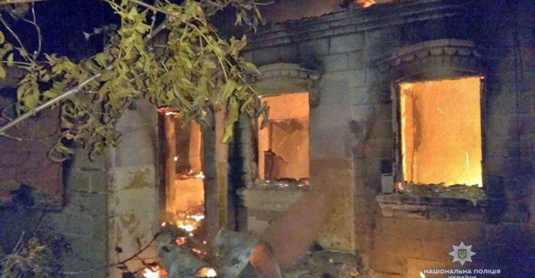 В прифронтовой Марьинке из-за попадания снаряда полностью выгорел дом (ФОТО)